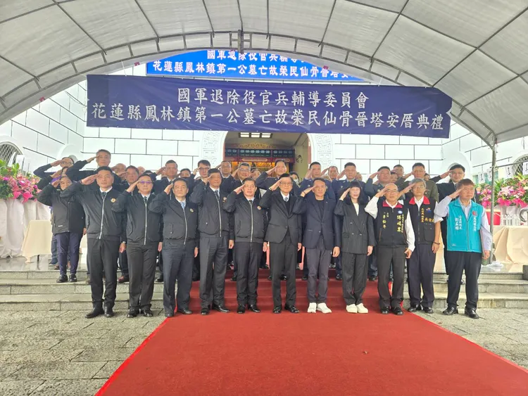 參與陪祭的人員對榮民致上最敬禮。李光濱攝