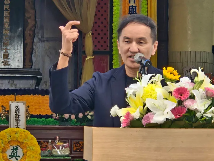 常如山董事長善心慨捐120萬元幫助榮民先骨安厝。李光濱攝