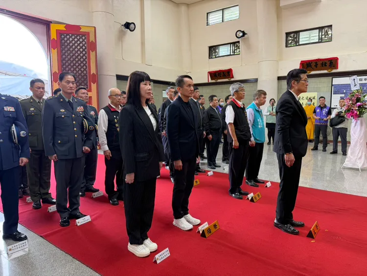 愛爾麗集團總裁常如山與總經理劉貞華一同向今天入塔的48具英靈致敬。讀者提供