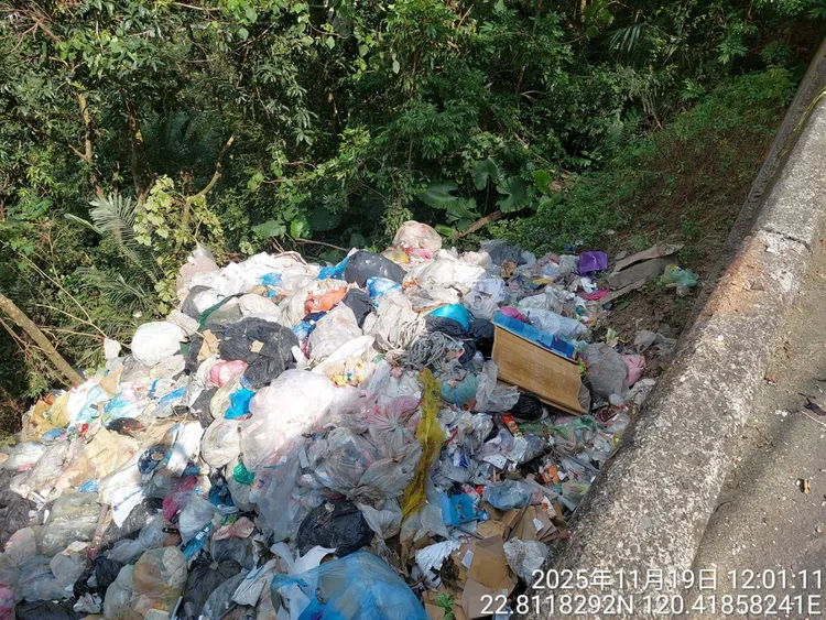 田寮區高41線道遭惡意棄置垃圾，環保局立即調派人力機具漏夜清理。翻攝畫面