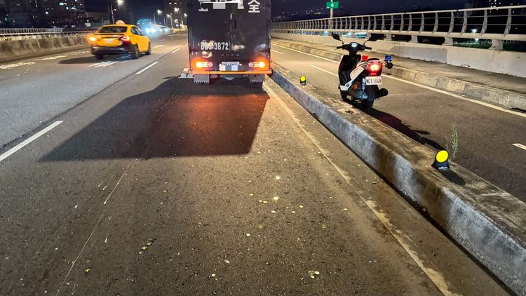 運鈔車大撒幣！浮洲橋上驚現「硬幣瀑布」...警封路彎腰幫撿錢