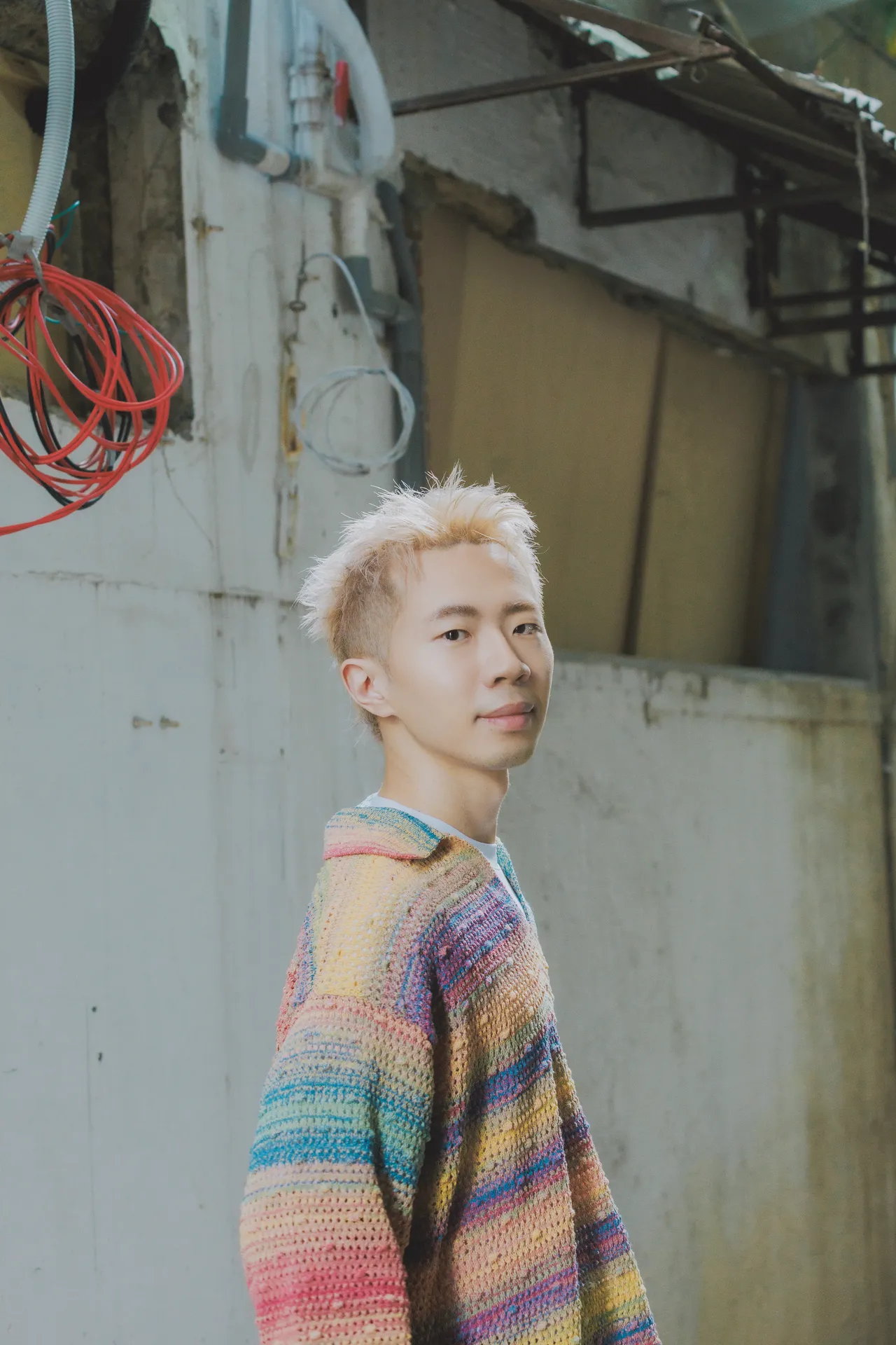 郑兴新专辑跳脱过往阴郁形象，展现大男孩的本性。好的秋工作室提供