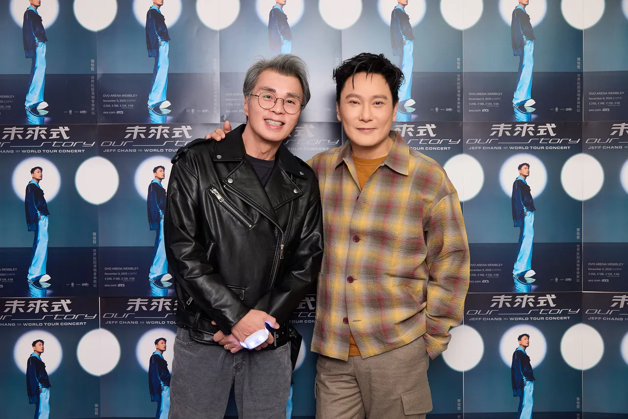 葉良俊與張信哲合照，２人留下永生難忘的照片。潮水音樂提供