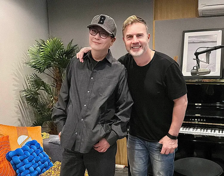 張信哲與葛瑞巴洛開心合影留念。潮水音樂提供