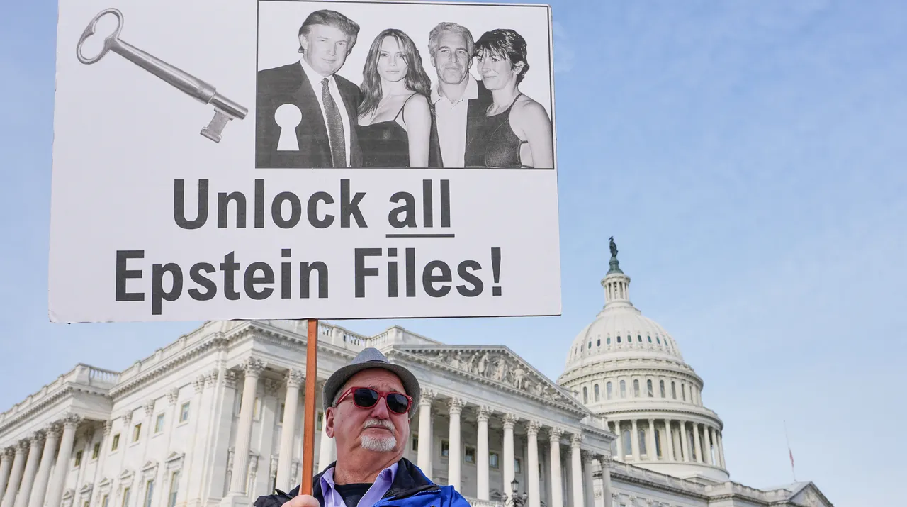 美国民众举著川普夫妇（左一、二）与艾普斯坦及同伙的照片。美联社