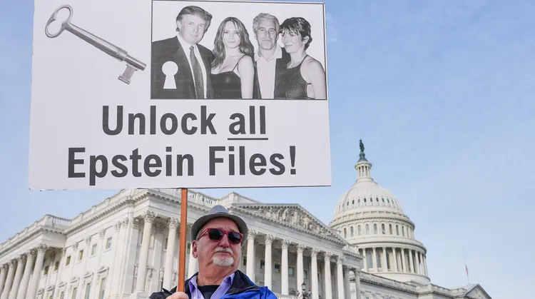 美國民眾舉著川普夫婦（左一、二）與艾普斯坦及同夥的照片。美聯社