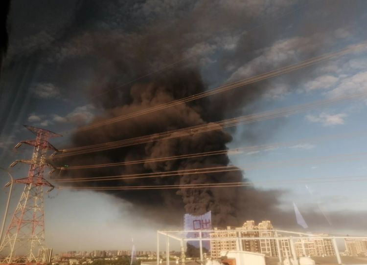 桃園蘆竹回收廠大火「黑濃煙恐怖竄天」　多區飄燒焦味列警戒！