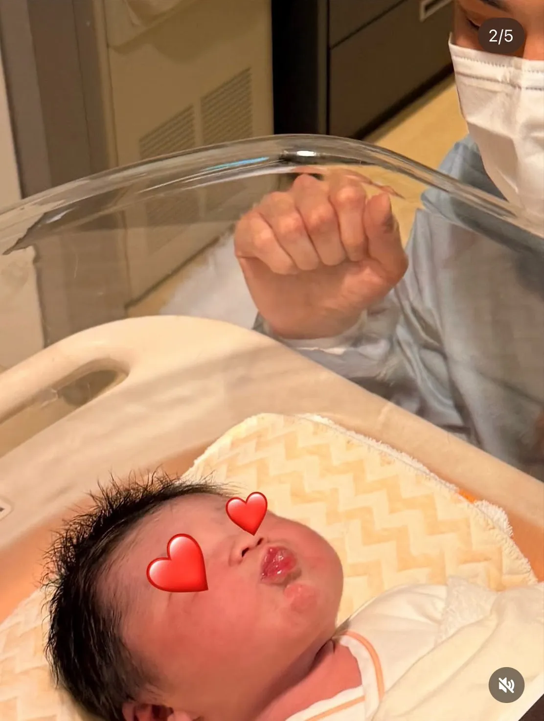 陈奕女儿脸圆嘟嘟的好可爱。翻摄陈奕IG