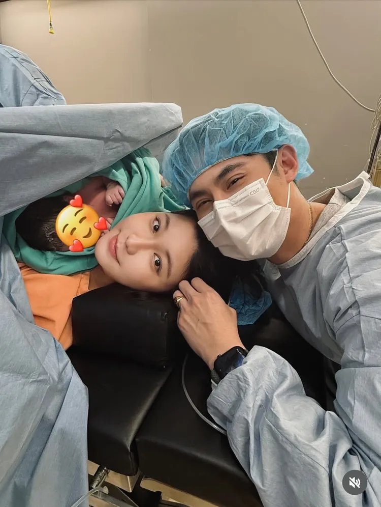 陳奕和老婆約好笑著見女兒。翻攝陳奕IG