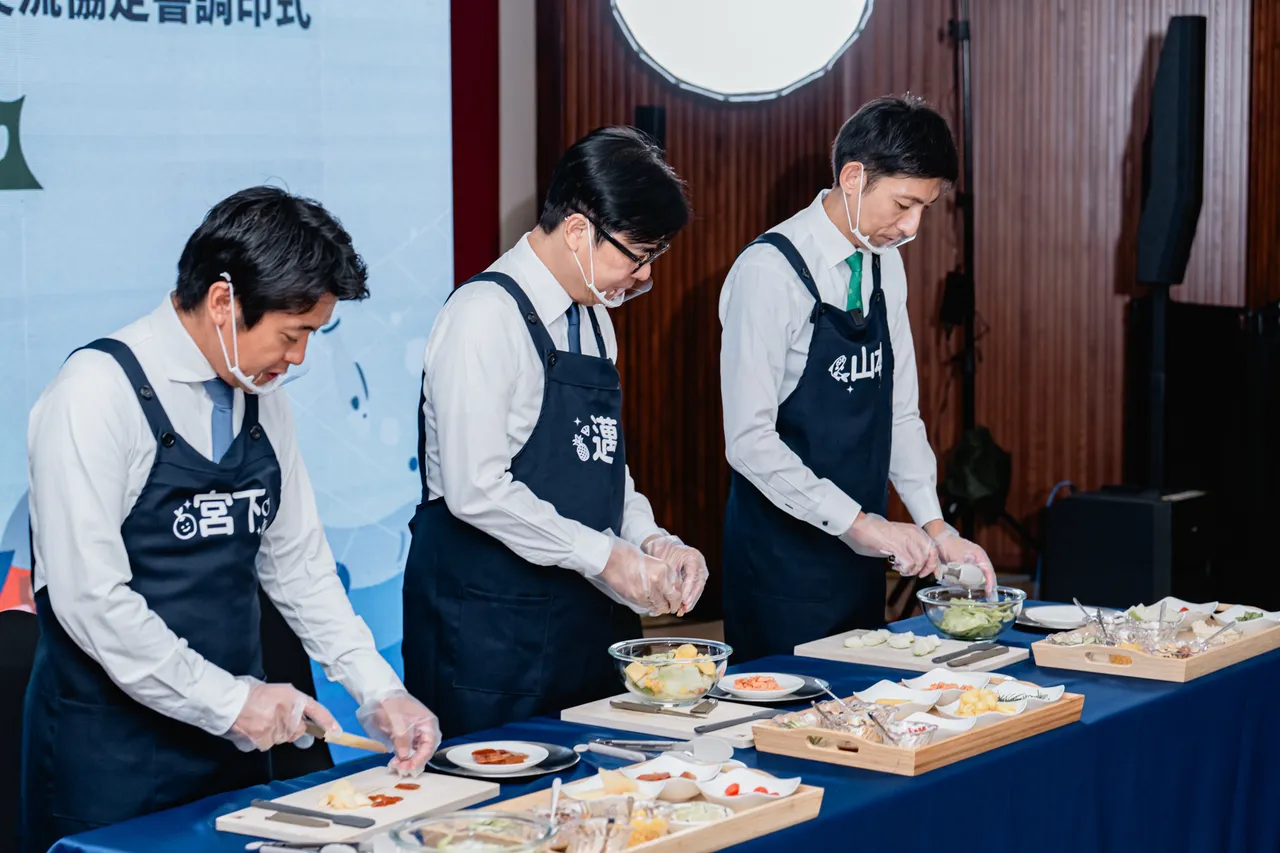 陈其迈特制「陆奥鲑鱼松Ｘ大树凤梨沙拉」、青森县知事宫下宗一郎则端出「高雄乌鱼子Ｘ青森苹果」、陆奥市长山本知也挑战「燕巢芭乐Ｘ陆奥干贝美乃滋」。翻摄画面