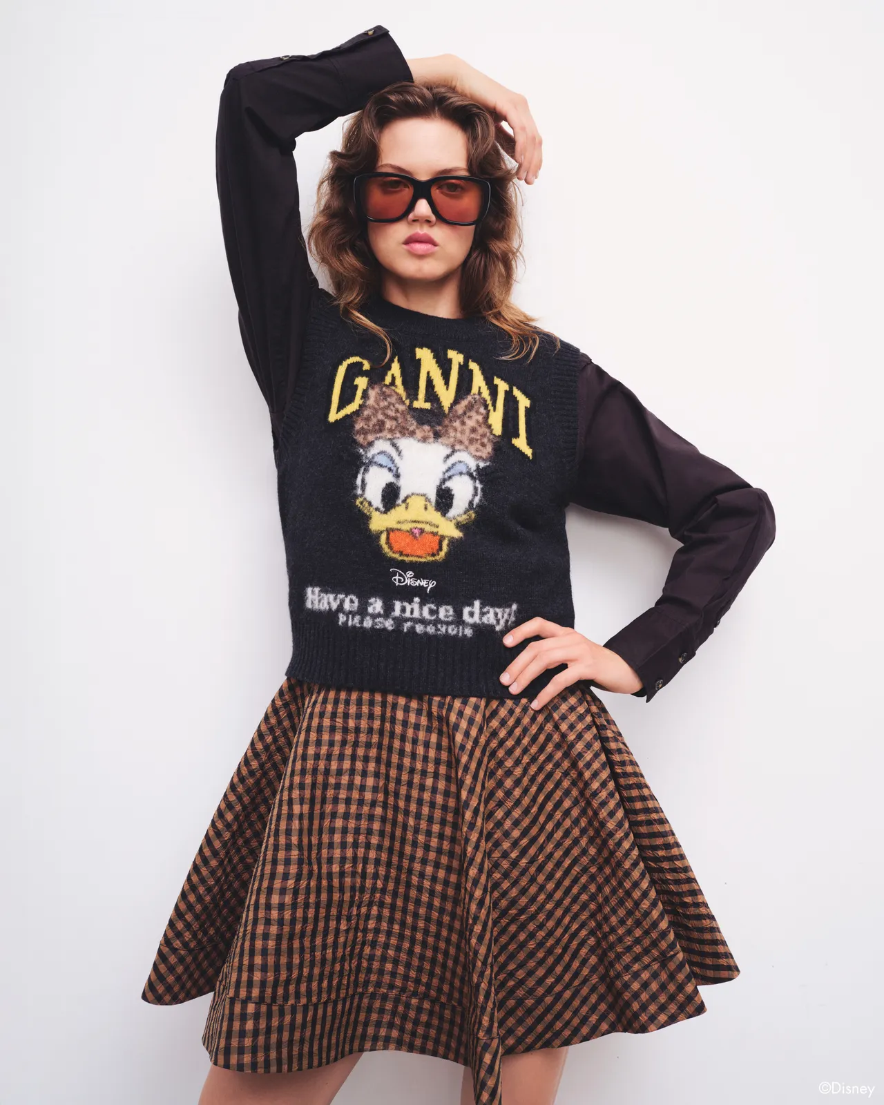 黛西大頭圖案呈現在服裝上，俏皮又可愛。品牌提供