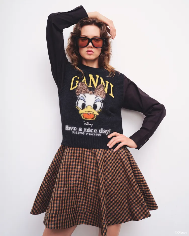 黛西大頭圖案呈現在服裝上，俏皮又可愛。品牌提供