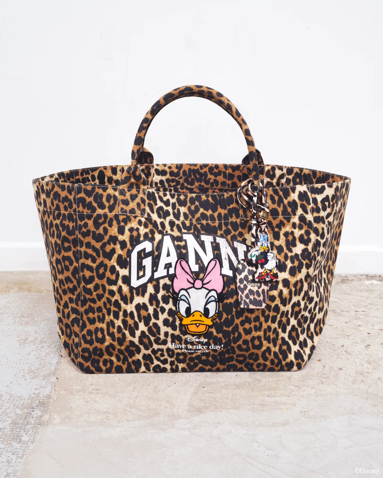 GANNI豹紋托特包印有大大的黛西頭像圖案，顯得更加俏麗可愛。品牌提供