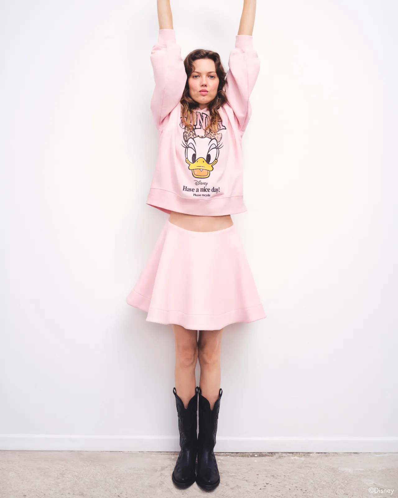 聯名系列營造出既少女又充滿個性的衝突美感。品牌提供