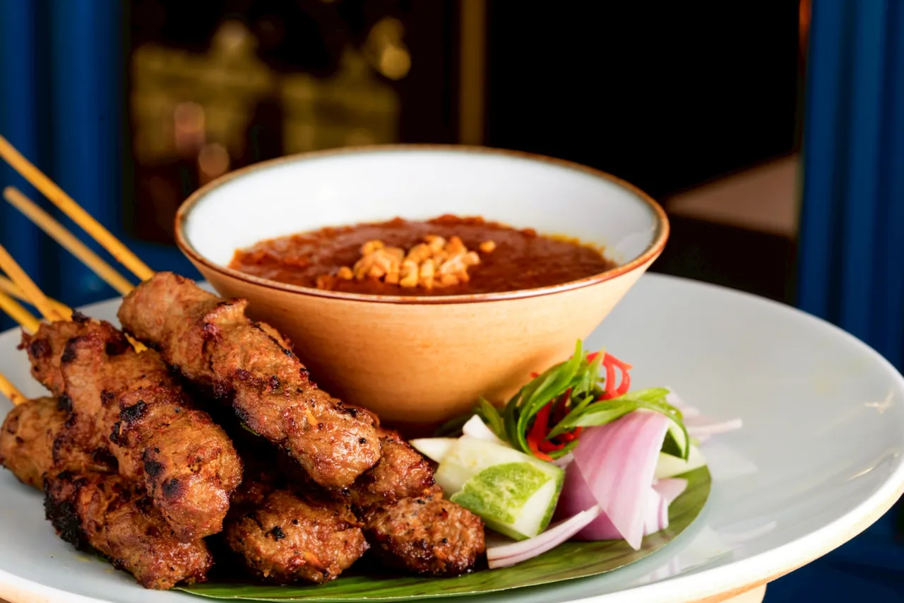 「星洲老爷‧味游新加坡」美食活动于自助餐台上供应的香烤猪肉沙嗲。业者提供