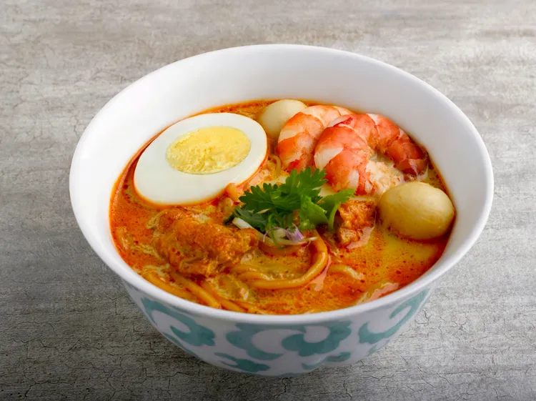 辛香濃郁卻又不失清爽層次的新加坡叻沙麵是熬煮蝦殼與各式香料並加入椰奶製成金黃湯底，精準展現高檔滋味。業者提供