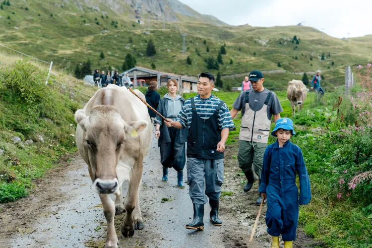 李玖哲（中）以流利英文，热情的跟来访宾客打成一片，热场与破冰技术一流。好看娱乐提供