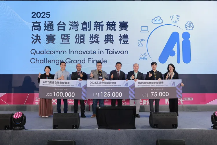 經濟部中小及新創企業署署長李冠志（右四）、經濟部智慧財產局副局長吳佳穎（右一）、高通副總裁暨台灣、東南亞與紐澳區總裁劉思泰（右三）、高通工程副總裁暨全球生態系發展計畫負責人Sudeepto Roy（左三）、高通業務開發總監暨QITC計畫負責人Yvie Tai（左一），與第七屆「高通台灣創新競賽」前三名優勝團。高通提供
