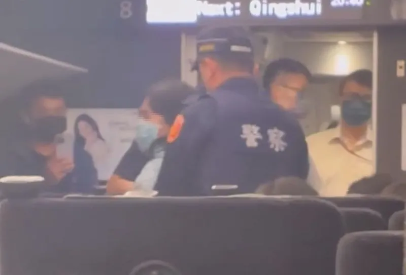 劉女遭台鐵解除運送契約，被鐵警拉下車。翻攝Threads/jenny_lin716