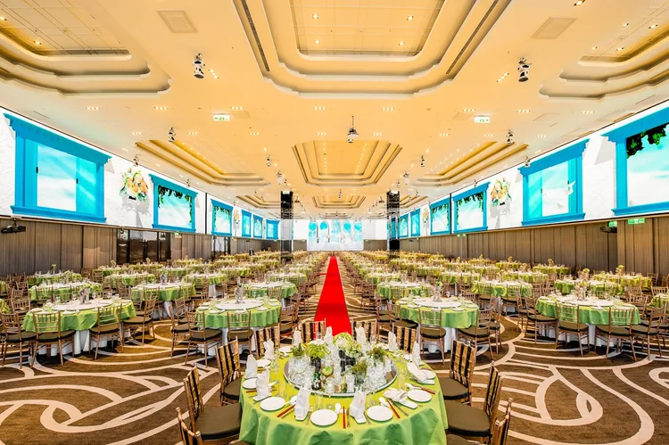 颐品大饭店新庄拥360度环绕萤幕，是许多企业行号办理尾牙与春酒的场地选择。云品国际提供