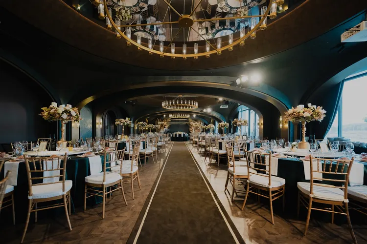 亞果薈宴會廳風格沉穩與奢華感十足的金色裝置，再搭配上石紋拼貼的幾何磚地板，傳達出新與舊的交疊、浮華濃郁的氛圍。雲品國際提供