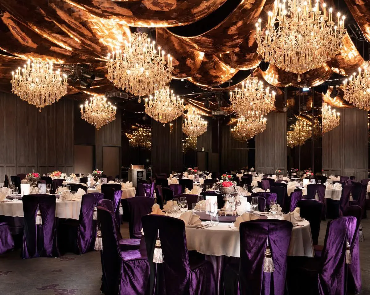 君品酒店中「亮」厅有5米挑高大厅，天花板以宛若歌剧院布幕垂坠的金属材质打造，配上16盏水晶灯映出古典法国情调，适合大型宴会、各类型的展演活动。云品国际提供