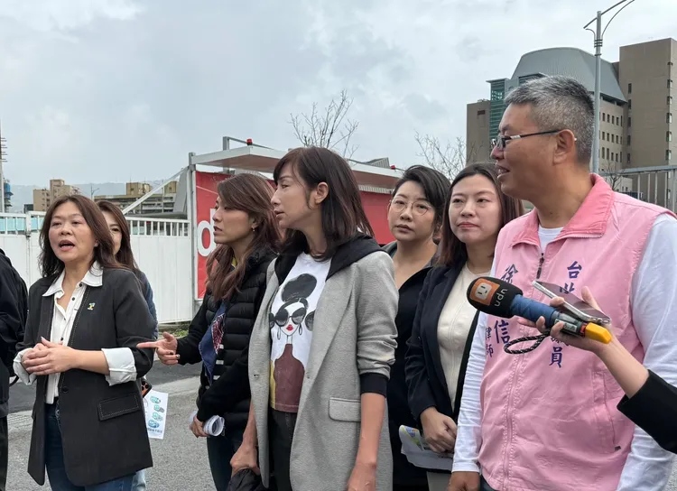 北市府團隊與市議員赴北士科T17、T18基地視察輝達總部預定地。張綵茜攝