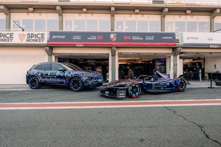 除了99X Electric賽車與純電Cayenne共用的CCS充電介面外，多項熱管理與能量控制技術也同步應用於量產車。原廠照片