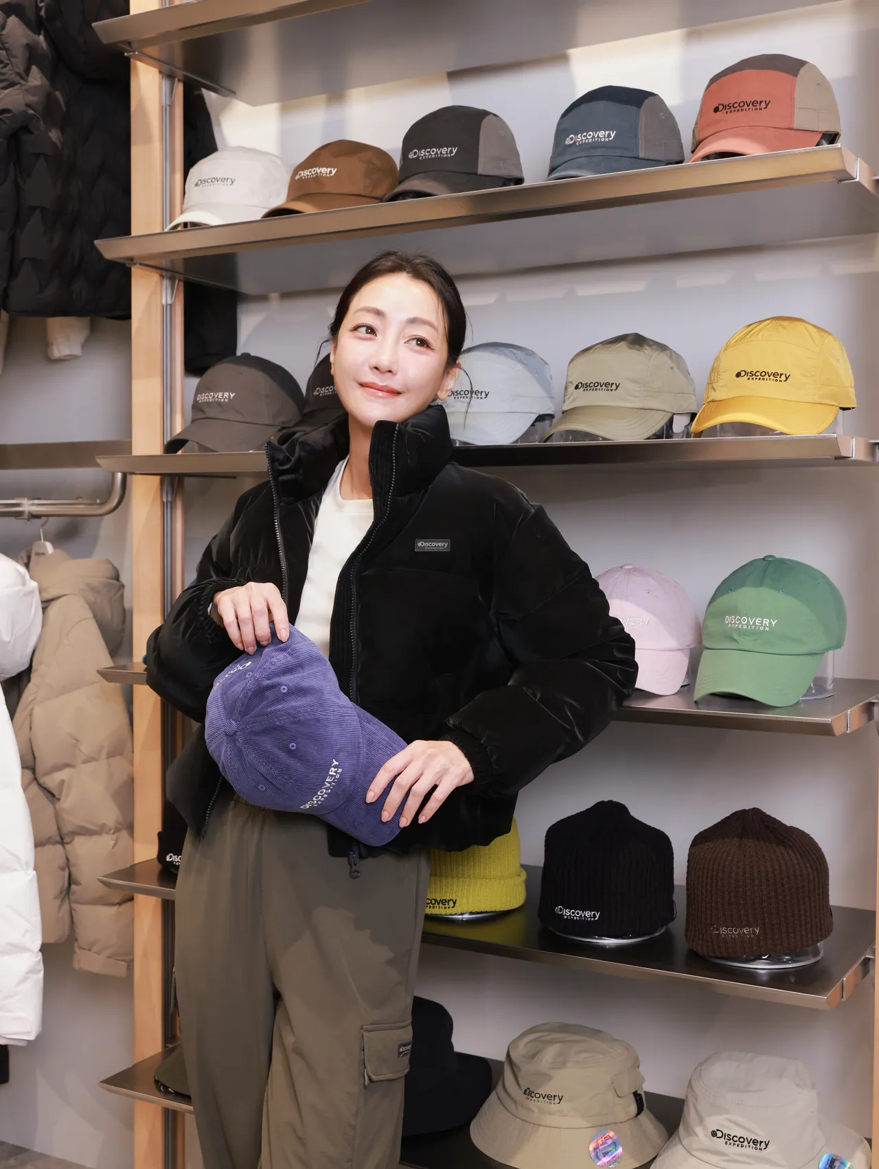 谢欣颖大穿著HAYNEY黑色短版羽绒外套。品牌提供