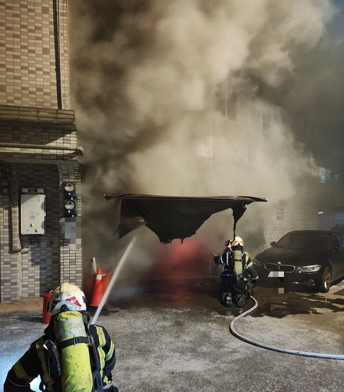 现场浓烟及火舌。桃园市消防局提供