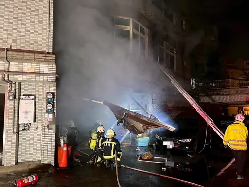 杨梅5层楼民宅大火！　7住户仓皇逃生1送医