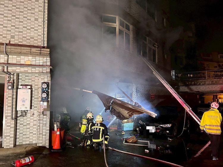 楊梅5層樓民宅大火！　7住戶倉皇逃生1送醫