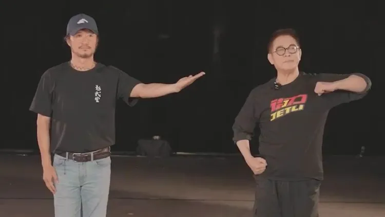 吴京（左）和李连杰主演武侠电影《镖人：风起大漠》。翻摄李连杰微博