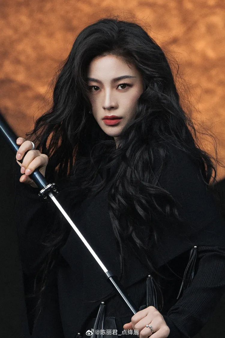 陳麗君英氣凜凜，在越劇反串小生圈了許多女粉。翻攝陳麗君微博