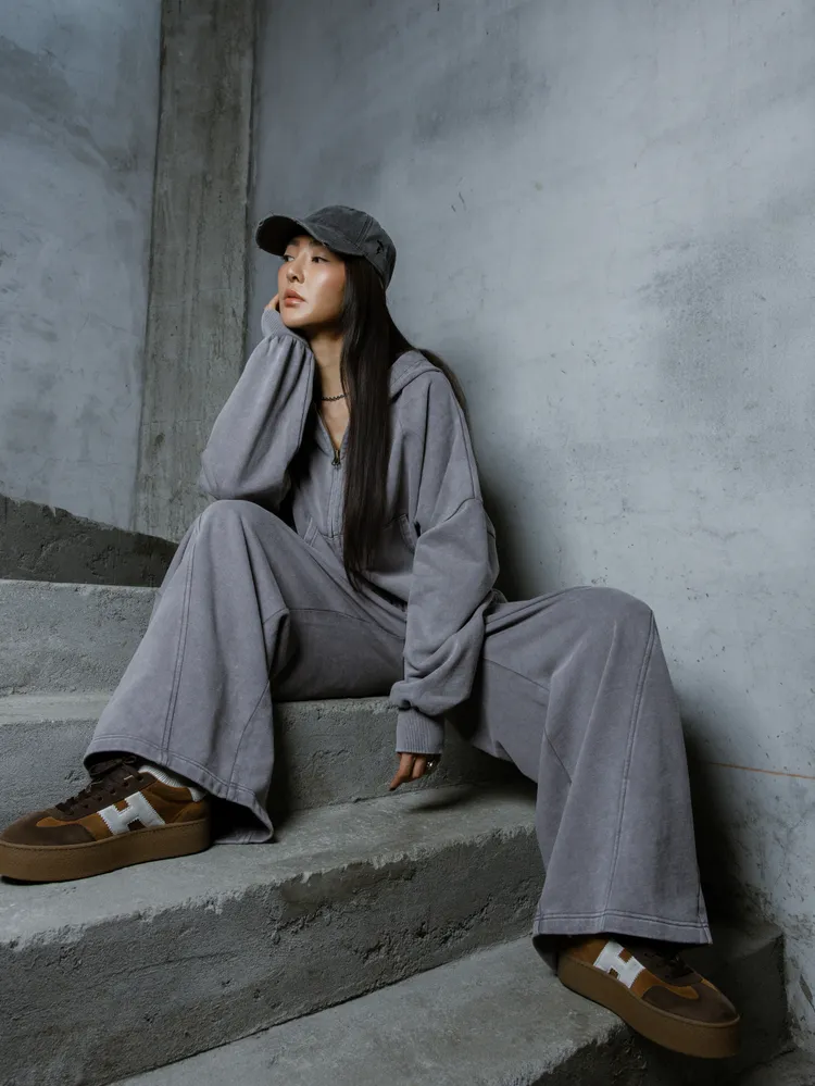 SO NICE寬鬆版水洗連帽衛衣外套2480元、水洗衛衣彎刀長褲1980元。品牌提供