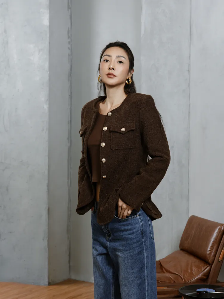 SO NICE小香風收腰傘狀長版羊毛混紡花呢外套，3680元。品牌提供