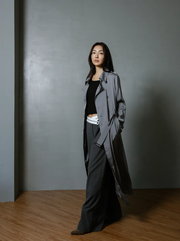 SO NICE H-line附腰帶不易皺緞面長版風衣外套3680元、中性交叉撞色造型腰頭可機洗不易皺西裝寬褲2180元。品牌提供