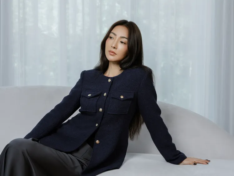 SO NICE小香風收腰傘狀長版羊毛混紡花呢外套，3680元。品牌提供