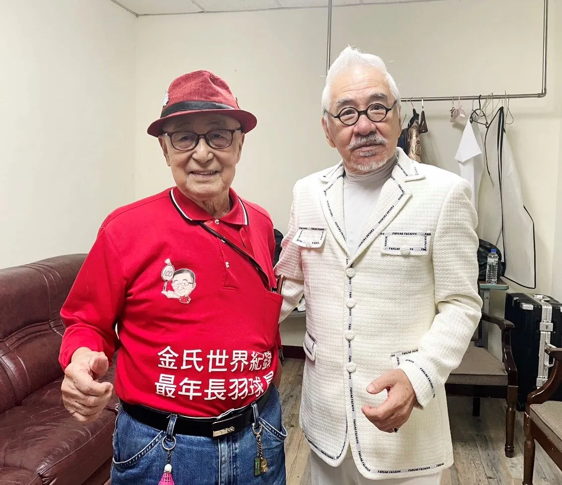 孙情（右）与最高龄羽球选手后台见面欢。台中多媒体公司提供