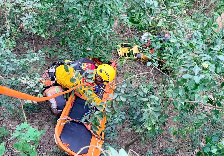消防人員吊掛救護。新竹市消防局提供