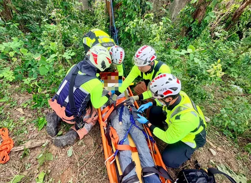 工人滑落深約10公尺邊坡　竹消即時救援