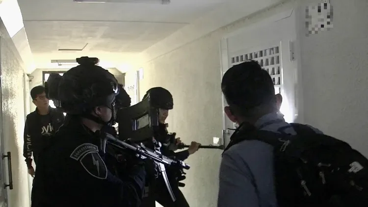 台南市刑大专案小组追查毒品案件，扮钓客跟监差点被岸巡安检所人员捅破，所幸最后仍顺利破获，上门攻坚逮人。翻摄照片