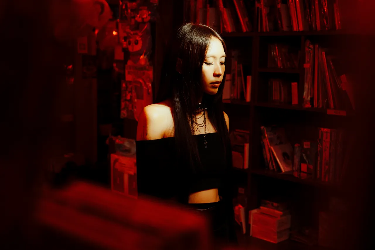 李芷婷Nasi Li 推出2025 年全新强势主打《烧成灰烬》。华纳音乐提供