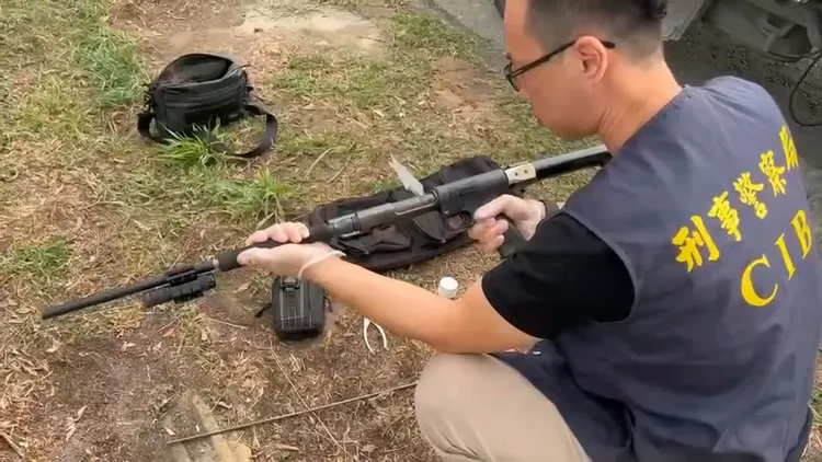 警方起出改造长枪。翻摄画面