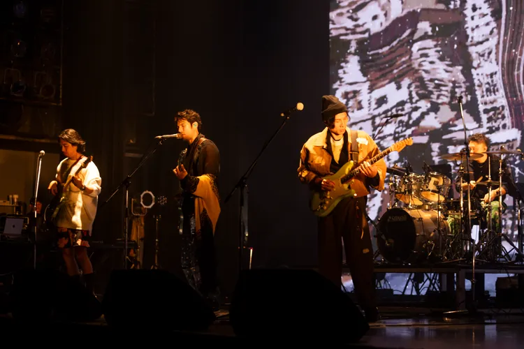 鳳小岳與壓克力柿子赴日嗨唱。台視提供