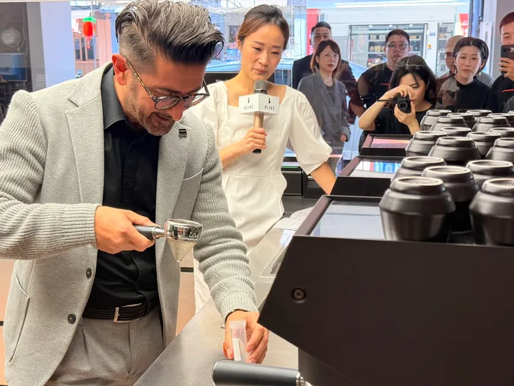 Victoria Arduino亞太區總監Pierregiorgio Cannara萃茶過程。陳揚盛攝