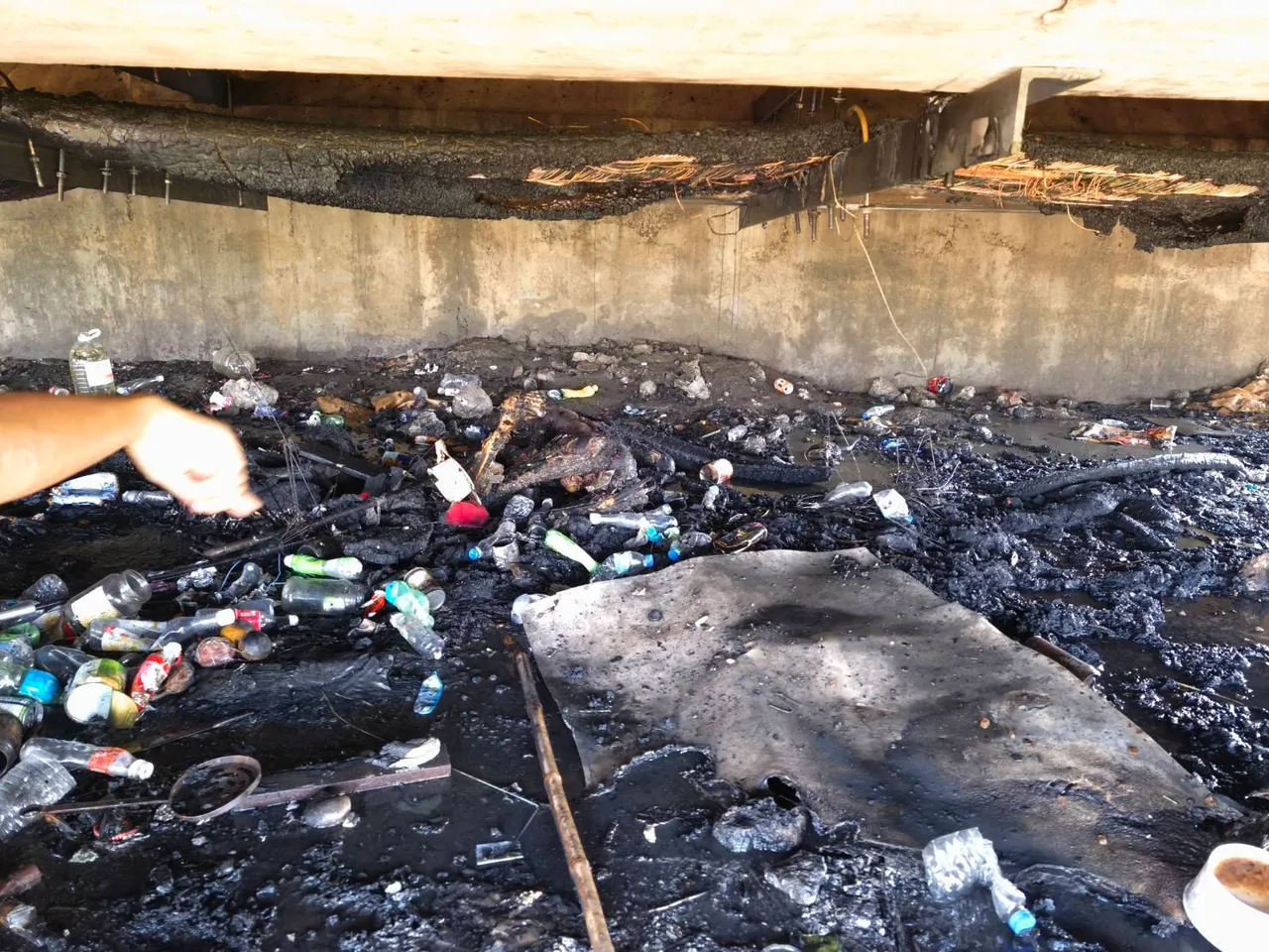 现场杂物燃烧，原因待查。民众提供