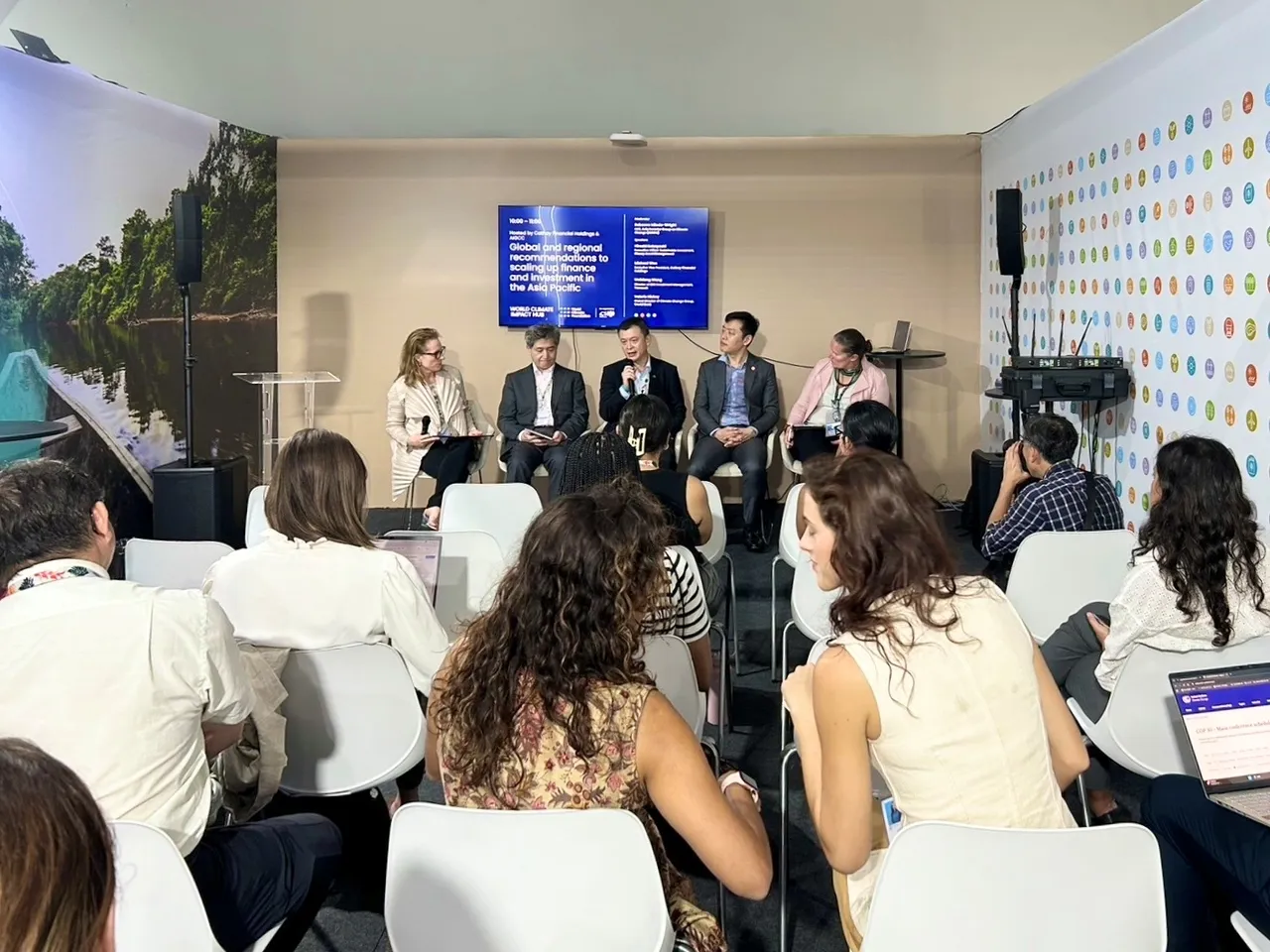 国泰金控三度前进COP30蓝区，首度扩大规模，携手亚洲投资人气候变迁联盟及世界气候基金会共同主办「亚洲气候金融会议」，以全球与区域视角探讨扩大亚太气候金融投资规模。国泰金控提供