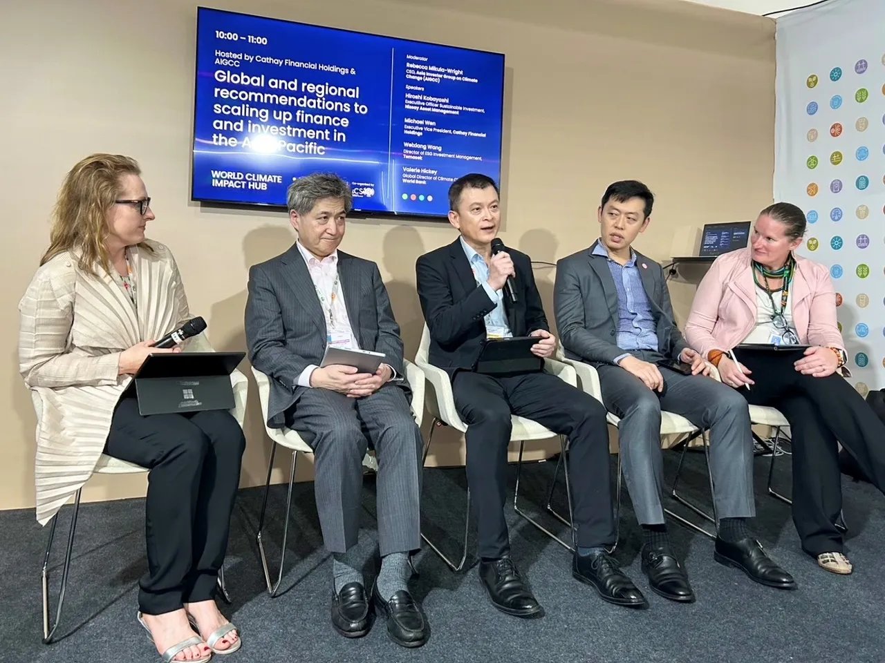 国泰世华银行副总经理温珍瀚（图中）亲赴贝伦COP30蓝区担任与谈人，针对亚太能源转型，呼吁公私协力及赋能中小企业。国泰金控提供