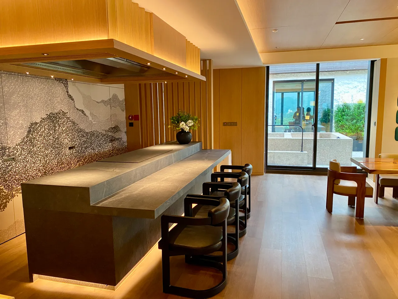 54坪的映岫套房内设有铁板烧私厨空间。庄伟祺摄